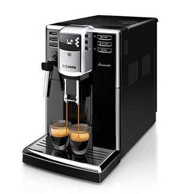 A képen egy fekete Saeco Incanto kávéfőző látható szemből, amint épp két adag kávét készít átlátszó csészékbe.