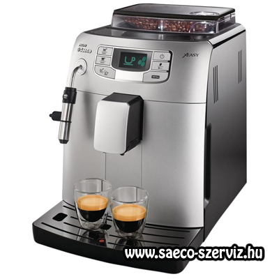 A képen egy ezüst/fekete színű Saeco Intelia kávéfőző látható két üveg csészével a kávékifolyó alatt.