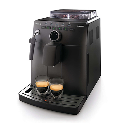 A képen egy fekete Saeco Intuita HD8750 kávéfőző látható szemből, két elkészült kávéval a kifolyó alatt.