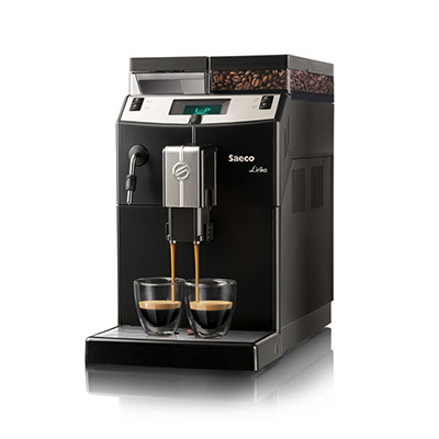 A képen egy Saeco Lirika kávéfőző látható szemből, amint épp két kávét készít.
