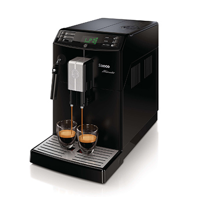 A képen egy fekete Saeco Minuto kávéfőző látható két adag kávé készítése közben.