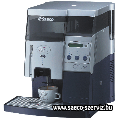 A képen egy Saeco Royal Office kávéfőző látható szemből, amint egy kávét készít.