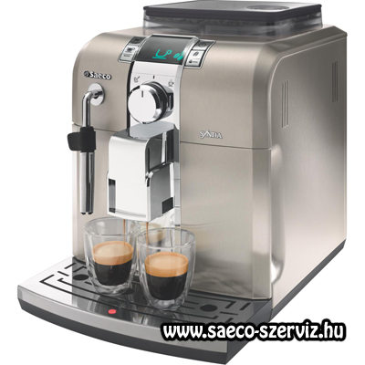 A képen egy ezüst színű Saeco Syntia kávéfőző látható, amint épp kávét készít két üveg csészébe.