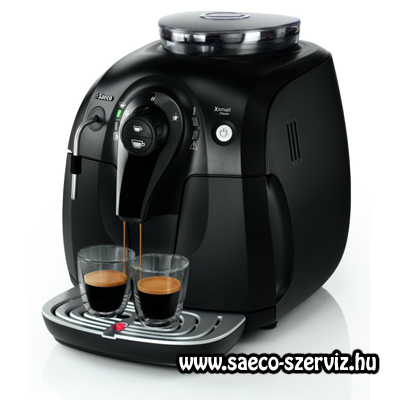 A képen egy fekete színű Saeco Xsmall kávéfőző látható, miközben kávét készít két üveg csészébe.
